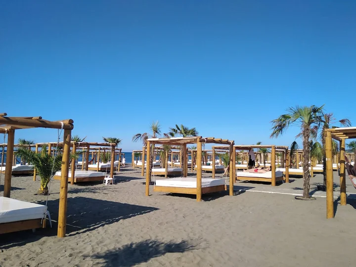 Plažni kabani na pijesku